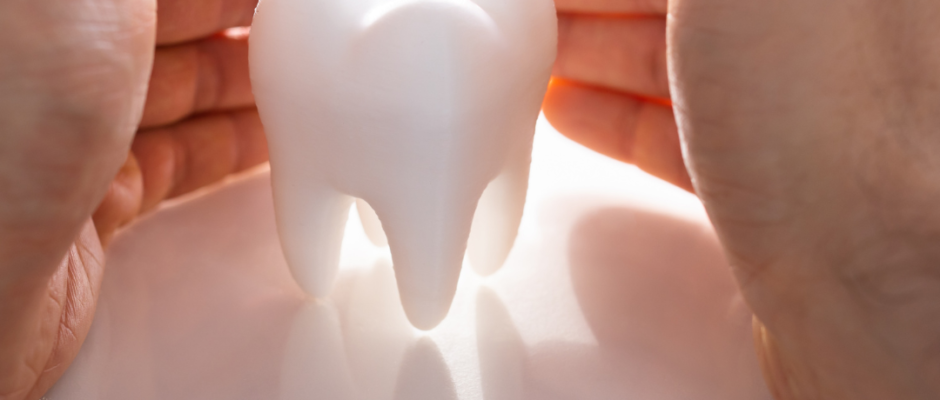 tooth pain emergency, knocked out tooth, dental abscess signs, swollen gums emergency, broken tooth urgent care, loose tooth urgent, bleeding gums dental crisis, facial swelling tooth issue